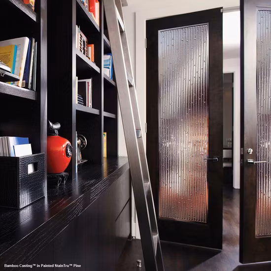 Porta de madeira projetada de alta qualidade com vidro canelado/vidro fundido de bambu para banheiro