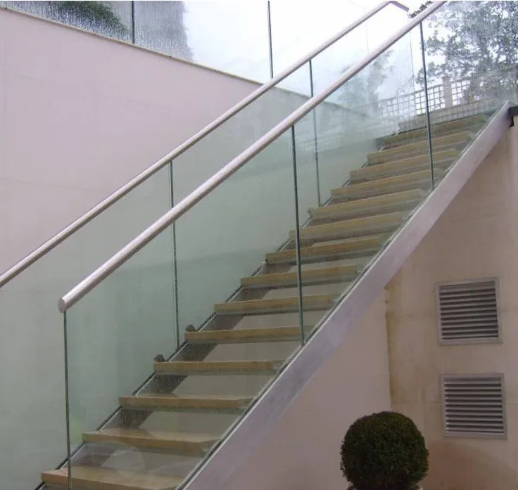 Escadas abertas pré-fabricadas usadas para casa com corrimão de vidro em U Degraus de madeira